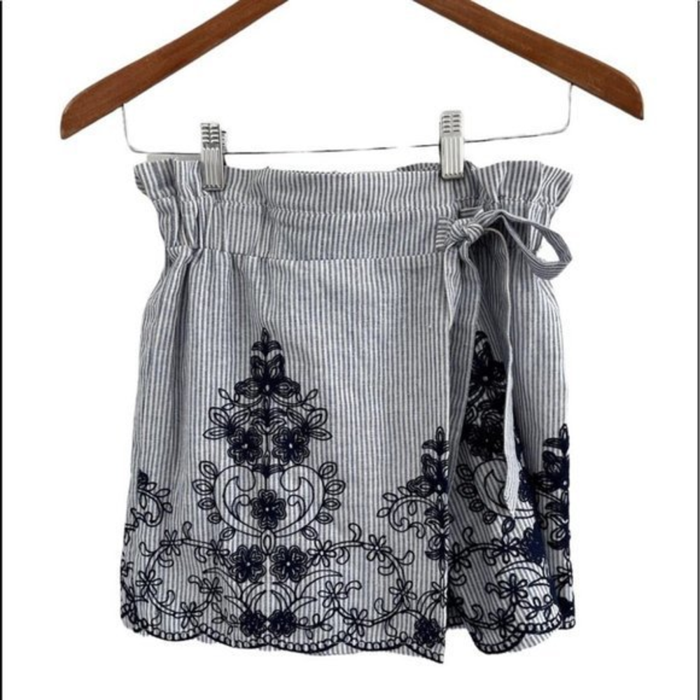 Meisie skort‎ striped and embroidered blue and white stripes